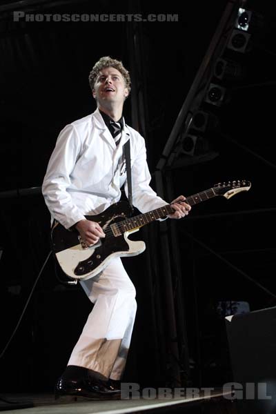 THE HIVES - 2009-08-01 - PAREDES DE COURA (Portugal) - Praia do Tabuao - Niklas Almqvist